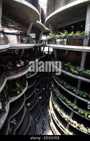 Dies ist eine Aufnahme des atemberaubenden Innenraums des Hive, das sich auf dem Campus der Nanyang Technological University (NTU) in Singapur befindet. Stockfoto