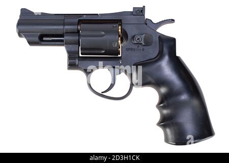 Revolver mit Munition im Zylinder verriegeln und laden Weißer Hintergrund Stockfoto