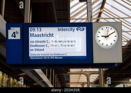 Monitor auf EINEM Bahnsteig am Bahnhof Amstel Amsterdam Niederlande 25-9-2020 Stockfoto