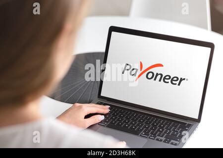 Guilherand-Granges, Frankreich - 08. Oktober 2020. Notebook mit Payoneer-Logo. Amerikanisches Unternehmen, das ein weltweites Online-Zahlungssystem betreibt. Online-Geld Stockfoto