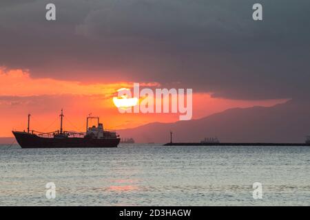 Dramatischer Sonnenuntergang in der Bucht von Manila mit Schiffen im Vordergrund. Stockfoto