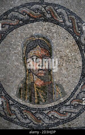 Eine Frau oder ein Mädchen mit weiten Augen, die aus einer dekorativen Runde starren. Details des riesigen 300s n. Chr. Mosaiks in der Basilica di Santa Maria Assunta in Aquileia, Friaul-Julisch Venetien, Italien. Geschaffen von frühen christlichen Künstlern, als sich das Christentum über das Römische Reich verbreitete. Stockfoto