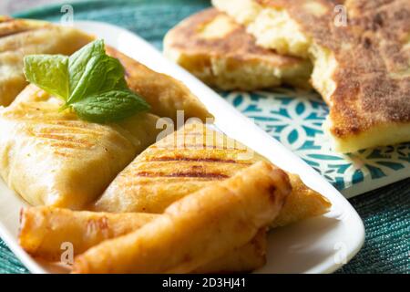 Arabische Hühnerbriwats auf weißem Teller Stockfoto