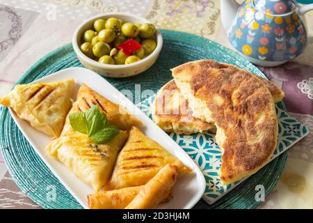 Arabische Hühnerbriwats auf weißem Teller Stockfoto