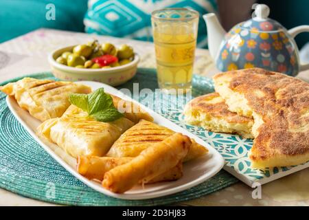 Arabische Hühnerbriwats auf weißem Teller Stockfoto