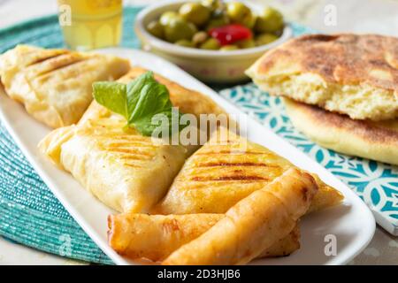 Arabische Hühnerbriwats auf weißem Teller Stockfoto