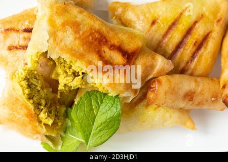 Arabische Hühnerbriwats auf weißem Teller Stockfoto