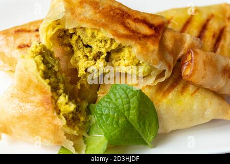 Arabische Hühnerbriwats auf weißem Teller Stockfoto