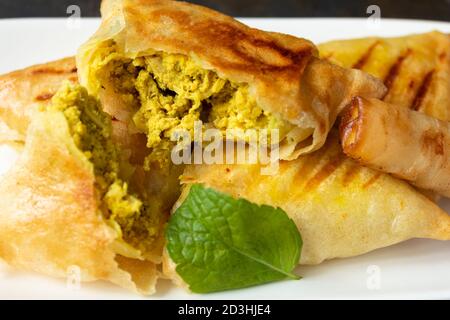 Arabische Hühnerbriwats auf weißem Teller Stockfoto