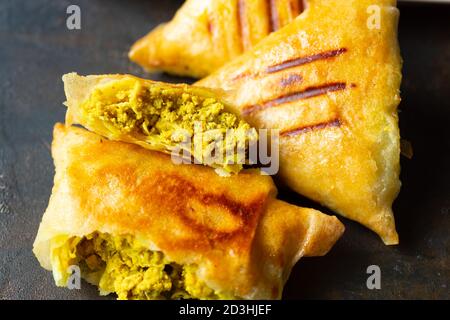 Arabische Hühnerbriwats auf weißem Teller Stockfoto