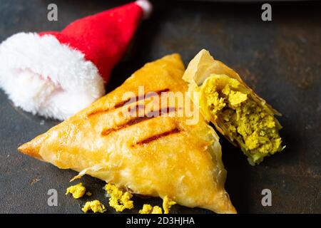 Arabische Hühnerbriwats auf weißem Teller Stockfoto