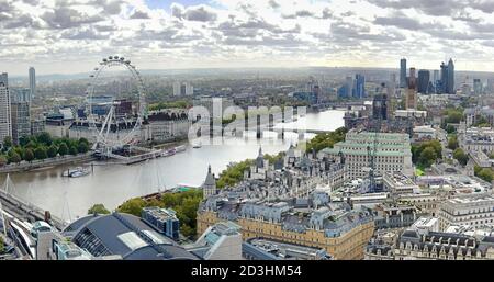 Panoramabild von London und dem Auge, Blick nach Süden vom Trafalgar Square während der Pandemie von 2020 Stockfoto