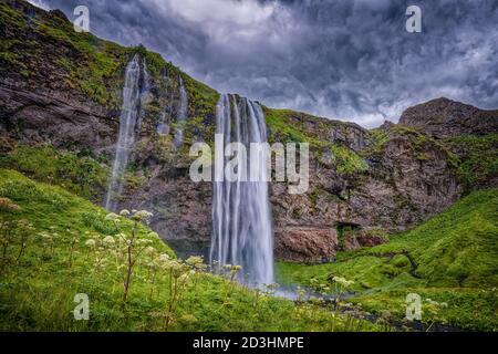 Die schönen Wasserfälle - Seljalandsfoss in Island auf EINEM Heavy Wolkiger Tag Stockfoto