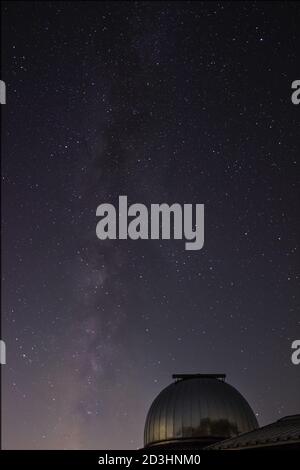 Milchstraße über Osservatorio Astronomico della Montagna Pistoiese Stockfoto