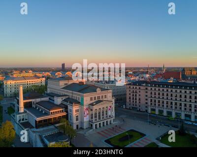 Atemberaubende Luftaufnahme über Riga Stadt in Lettland während des Sonnenuntergangs Stockfoto