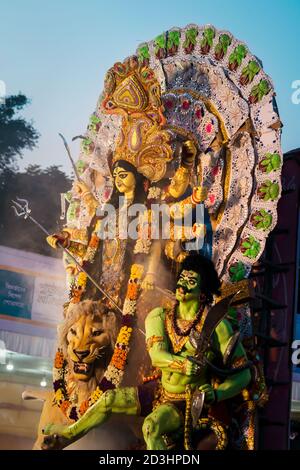 Kolkata, Westbengalen, Indien, Oktober, 2019 : Göttin Durga Idol geht für Immersion. Durga Puja Karneval. Indische hinduistische festliche Feier Zeremonie bei Stockfoto