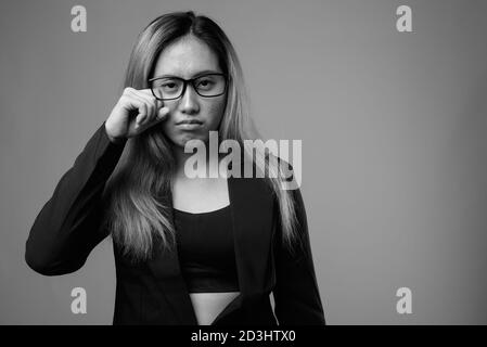 Porträt einer jungen asiatischen Geschäftsfrau mit Brille Stockfoto