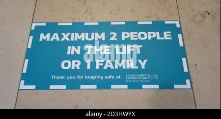 Liverpool John Lennon Airport und Anpassung an das Coronavirus panademic. Merseyside. Ein gemeinsames Zeichen zu sehen in 2020, Informationen und Erinnerungen, dass die Menschen brauchen, um soziale Distanz und bleiben zwei Meter auseinander, um die Ausbreitung des Coronavirus zu stoppen. Coronavirus, Covid-19 weltweite Pandemie hat die Welt und ihre Volkswirtschaften im Jahr 2020 schwer getroffen. Im Vereinigten Königreich wurden Flughäfen geschlossen, Geschäfte geschlossen und seit März nahezu vollständig gesperrt. Erst jetzt, Anfang Juli, öffnen sich Flughäfen vorsichtig mit 2 Meter sozialer Distanz. Alle Reisenden und Mitarbeiter müssen regelmäßig Gesichtsmasken tragen und sich die Hände waschen. P Stockfoto