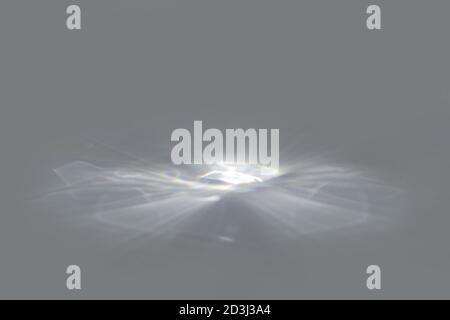 Szene mit grauem Hintergrund und organischen Schlagschatten und Strahlen Von Licht Stockfoto