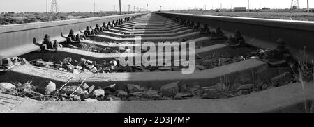 Schienen und Schwellen als Symbol des Eisenbahnverkehrs In schwarz und weiß Stockfoto