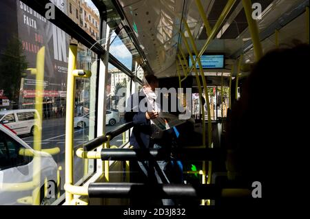 Madrid, Spanien. Okt. 2020. Ein Mann mit Gesichtsmaske liest die Zeitung in einem Madrid-Bus.heute Morgen hat der Oberste Gerichtshof von Madrid (TSJM) die Mobilitätsbeschränkungen in der Gemeinschaft Madrid aufgehoben, die von der spanischen Regierung auferlegt wurden, um die Kontrolle über die zweite Infektionswelle der Covid-19-Pandemie zu haben. Der TSJM stellt fest, dass die Behinderung der Mobilität die Grundrechte und Freiheiten der Bürger beeinträchtigt. Kredit: SOPA Images Limited/Alamy Live Nachrichten Stockfoto