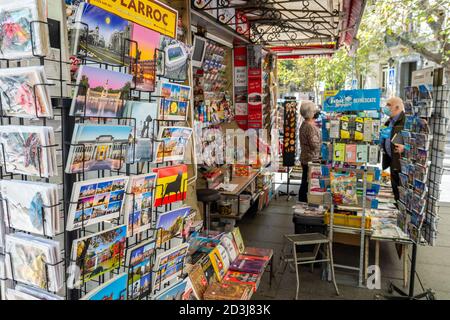 Madrid, Spanien. Okt. 2020. Ein Kunde mit einer Maske spricht mit den Souveniers eines Lebensmittelgeschäftes in Madrid.heute Morgen hat der Oberste Gerichtshof von Madrid (TSJM) die von der spanischen Regierung verhängten Mobilitätsbeschränkungen in der Gemeinschaft Madrid aufgehoben, um die Kontrolle über die zweite Infektionswelle des Covid-19 zu haben Pandemie. Der TSJM stellt fest, dass die Behinderung der Mobilität die Grundrechte und Freiheiten der Bürger beeinträchtigt. Kredit: SOPA Images Limited/Alamy Live Nachrichten Stockfoto