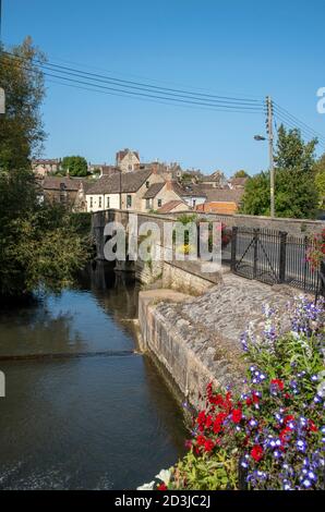 Malmesbury, Wiltshire, England, Großbritannien. 2020. Der Fluss Avon in der Nähe der St Johns Bridge im unteren Teil dieser Marktstadt. Stockfoto