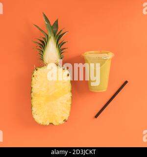 Smoothie-Konzept, frische Früchte Gesundheit Lebensmittel in Plastikglas, gesundes Frühstück, Farbkomposition, Stillleben. Stockfoto