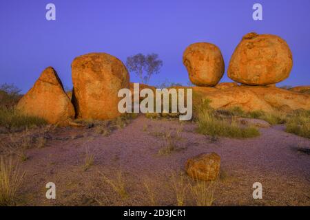 Nacht in Devils Marbles in Karlu Karlu - Devils Marbles Conservation Reserve. Australische Outback-Landschaft im Northern Territory, Red Centre Stockfoto