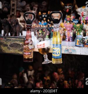 Neuheit Flaschenöffner von Cusquena Bier und Inca Kola an einem Souvenirstand in Pisac Pisaq Markt, Peru Stockfoto