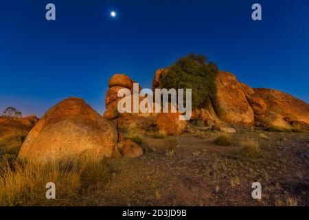 Nächtliche australische Outback-Landschaft von Devils Marbles Granitfelsen bei Nacht. Karlu Karlu - Devils Marbles Conservation Reserve im Norden Stockfoto