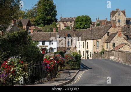 Malmesbury, Wiltshire, England, Großbritannien. 2020. Blumenschmuck über der St. Johns Brücke im unteren Teil dieser Marktstadt. Stockfoto