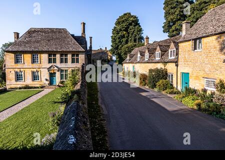 Abendlicht auf Snowshill Manor und eine Reihe von Hütten im Cotswold Dorf Snowshill, Gloucestershire Großbritannien Stockfoto