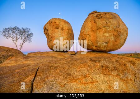 Abend in Devils Marbles: Die Eier der mythischen Regenbogenschlange am Karlu Karlu - Devils Marbles Conservation Reserve. Australische Outback Landschaft in Stockfoto