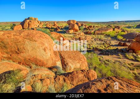 Panoramablick auf riesige Granitfelsen am Karlu Karlu oder Devils Marbles im Northern Territory, Australien in der Nähe von Tennant Creek Stockfoto