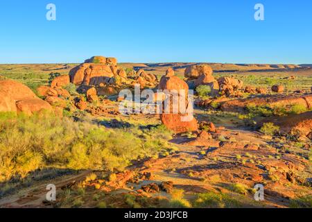 Panoramablick auf riesige Granitfelsen am Karlu Karlu oder Devils Marbles im Northern Territory, Australien in der Nähe von Tennant Creek Stockfoto