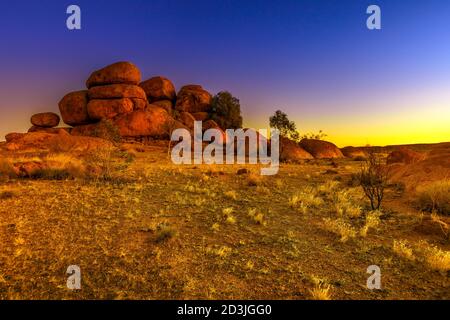 Devils Marbles Felsformationen in der Dämmerung. Australische Outback Landschaft Karlu Karlu - Devils Marbles Conservation Reserve in der Dämmerung im Norden Stockfoto