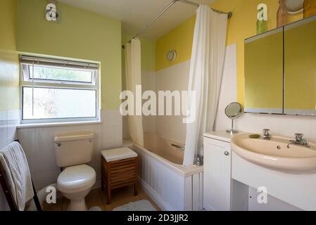 Pastellfarbenes Badezimmer in Reihenhaus, West Midlands, Großbritannien Stockfoto