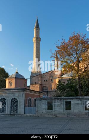 ISTANBUL, TÜRKEI - 27. JULI 2019: Blick auf den Sonnenuntergang des Hagia Sophia Museums in Istanbul, Türkei Stockfoto