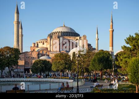 ISTANBUL, TÜRKEI - 27. JULI 2019: Blick auf den Sonnenuntergang des Hagia Sophia Museums in Istanbul, Türkei Stockfoto