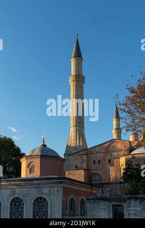 ISTANBUL, TÜRKEI - 27. JULI 2019: Blick auf den Sonnenuntergang des Hagia Sophia Museums in Istanbul, Türkei Stockfoto