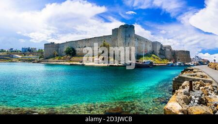 Zypern Sehenswürdigkeiten - Altstadt von Kyrenia (Girne) türkischen Teil der Insel. Marine mit Schloss. Stockfoto