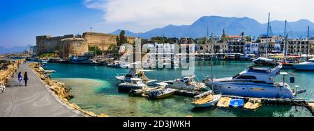 Zypern Sehenswürdigkeiten - Altstadt von Kyrenia (Girne) türkischen Teil der Insel. Marine mit Schloss. april 2018 Stockfoto