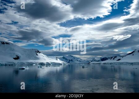 Eisberge und extremes Gelände in der Antarktis. Stockfoto