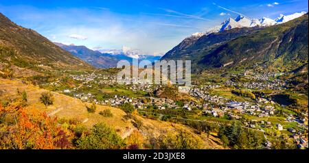 Beeindruckende Berglandschaft der Alpen, schönes Aostatal in Norditalien. Herbstlandschaft Stockfoto