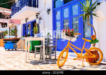 Griechenland Straße Tavernen mit Blumen und alten Fahrrad geschmückt. Stockfoto