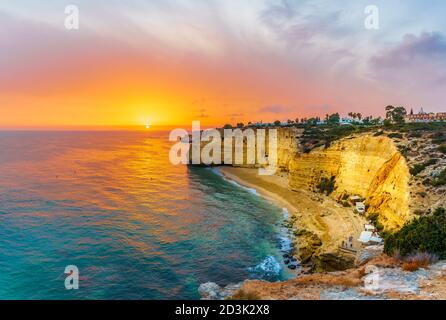 Landschaft mit Praia Vale de Centeanes bei Sonnenuntergang. Blick vom Miradouro Vale Centeanes, Algarve, Portugal Stockfoto