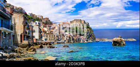 Schöne Orte und Städte Kalabriens - mittelalterliche Scilla mit altem Schloss. Italienische Sommerferien Stockfoto