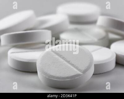 Weiße Pillen oder Tabletten aus der Nähe Stockfoto