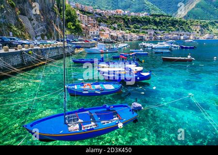 Bunte Fischerboote und transparentes smaragdgrünes Meer von Kalabrien. Schilla Stadt. Italien Stockfoto